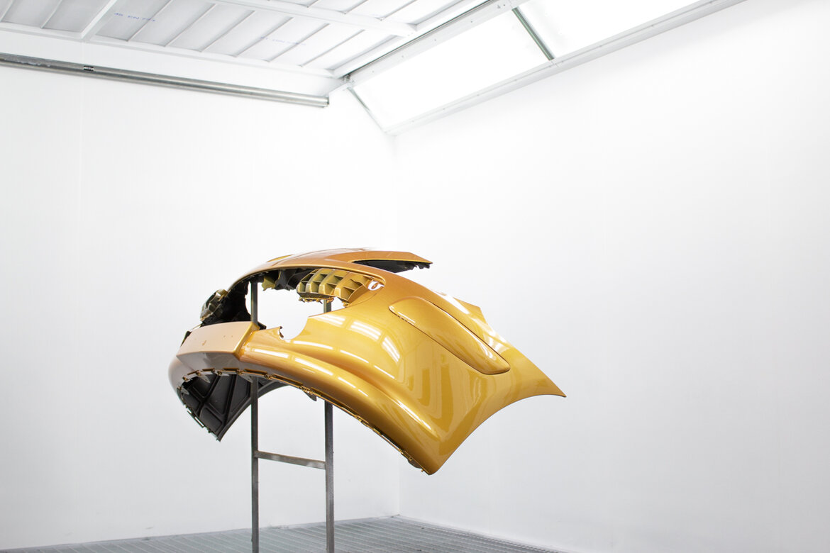 Deze bumper is in kleur gespoten in onze spuitcabine.