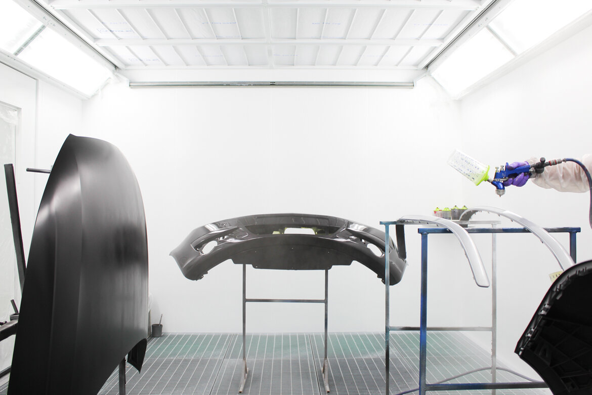 Diversen gespoten auto-onderdelen in onze spuitcabine